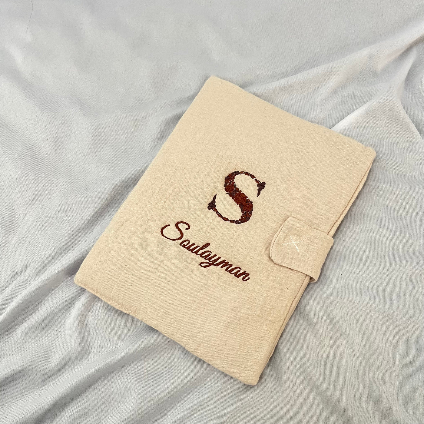 PROTÈGE CARNET DE SANTÉ BRODÉ